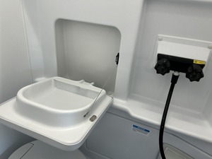 Autocaravana Sprinter |   4x4 Todoterreno |   RV Todoterreno 4x4 con Volante a la Derecha |   Moderno Solar de Aluminio para 4 Personas - Product Image 5