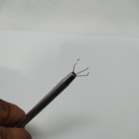 Pince à billes à 4 griffes en acier inoxydable étanche pour l'élimination et l'insertion de perles de piercing corporel
