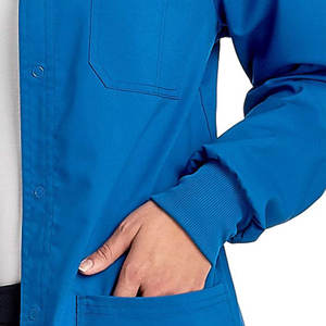 Blouse de laboratoire médical pour femmes Surpiqûres durables Blouse de laboratoire en tissu tricoté confortable pour le personnel hospitalier - Product Image 3