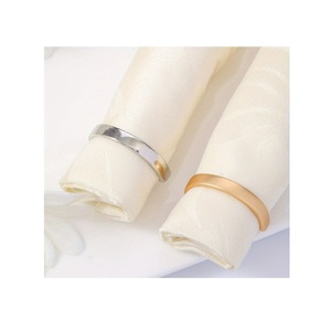 Élégants anneaux de serviette en métal, conçus pour sublimer les présentations de table, offrant une forme gracieuse, une beauté durable et une raffinement moderne. - Product Image 3