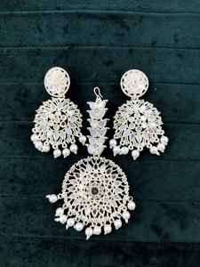 Boucles d'oreilles de créateur en plaqué or avec miroir Kundan Boucles d'oreilles pendantes en perles de couleur or serties de bijoux élégants Maang Tikka pour femmes - Product Image 2