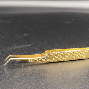 แหนบต่อขนตาปลายเฉียง 45 องศา สแตนเลสสตีล ชุบทอง พร้อมด้ามจับเพชร ป้องกันแม่เหล็ก สำหรับต่อขนตาแบบวอลลุ่ม  รับทำโลโก้ตามสั่ง - Product Image 4