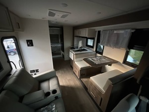 นิว 2026 อีสต์ ทู เวสต์ คอลเลจ เอเวนิว 2801S - Product Image 4