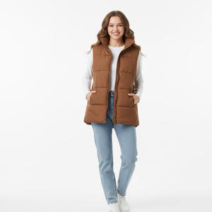 Veste matelassée rembourrée pour femmes Fournisseur d'usine OEM Vente en gros Veste d'hiver sans manches sur mesure Vêtements d'extérieur décontractés chauds et légers - Product Image 1