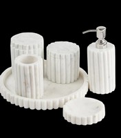 Ensemble d'accessoires de salle de bain en marbre blanc moderne |   Distributeur de savon, gobelet, pot et plateau en marbre artisanal pour une décoration de salle de bain de luxe