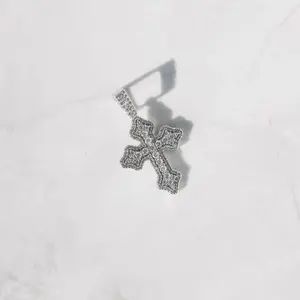 จี้ไมโครคลัสเตอร์ทรงไขว้แบบไม่ซ้ำใคร ประดับด้วยมอสซาไนต์ทรงกลมสุดเก๋ เพื่อเพิ่มความโดดเด่นให้กับเครื่องประดับ - Product Image 1