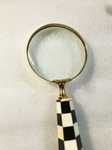 Loupe à main en laiton antique vintage avec poignée en résine noire et blanche, artisanat maritime nautique en métal, lentille de lecture décorative - Product Image 5