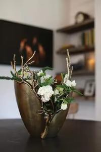 Jarrón decorativo largo de pie con acabado dorado, perfecto para interiores de casas modernas y exhibiciones de flores llamativas - Product Image 6