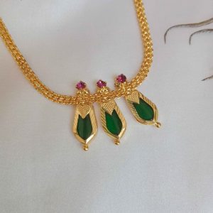 Conjunto de collar de cadena de eslabones dorados versátil y simple elegante con tachuelas para uso diario y ocasiones especiales Palakka de moda - Product Image 1