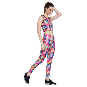 Ensemble de sport pour femmes de qualité supérieure, vêtements de yoga sublimés, en polyester, avec design et logo personnalisés - Product Image 3