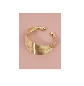 Brazalete de Latón de Diseño, Anillo de Puño, Chapado en Oro, Joyería Duradera para Mujer, Atuendos Modernos para Bodas - Product Image 1
