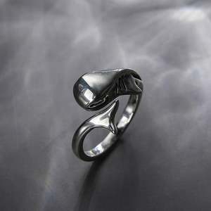 แหวนรูปฉลามเงินแท้ชุบโรเดียมสไตล์วินเทจจาก Jeulia - Product Image 3