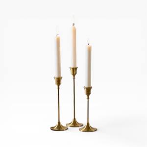 Ensemble de bougeoirs modernes en métal doré fin avec un profil minimal pour une décoration de table raffinée Unique - Product Image 1