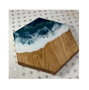 Tabla de cortar de resina hecha a mano con mezcla de resina transparente que destaca el patrón de grano de madera ideal para cortar alimentos y servir comidas - Product Image 5