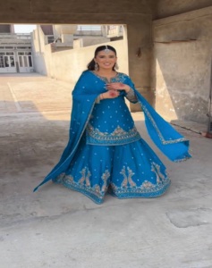 Traje Chinon Sharara bordado de nuevo diseñador con trabajo bordado de secuencia Stich completo con trabajo de bordado pesado elástico - Product Image 1