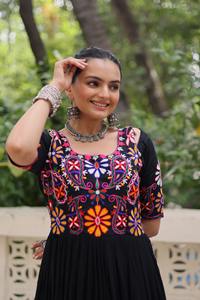 Hermoso rayón con fabricante y proveedor de vestidos bordados Gamthi de Surat a precio mayorista - Product Image 4