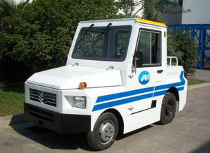 Tractor de Remolque para Equipaje y Carga en Aeropuertos, para Transporte Especial de Aeronaves, Listo para Conducir, en Buenas Condiciones - Product Image 3