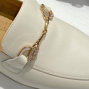 Mocassins plats en cuir PU pour femmes élégantes et classiques avec chaussures à enfiler en métal - Product Image 3