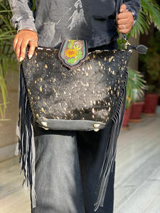 Nouvel arrivage de sac à main élégant en cuir de fourrure métallique PC pour femmes avec sac fourre-tout à franges en cuir sculpté repoussé à la main avec doublure en PU - Product Image 4