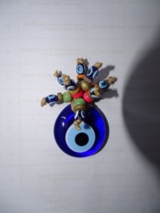 Imán de Cristal con Diseño de Ojo Turco, Forma Redonda, Diseño en Relieve, Tema Moderno de Estambul - Product Image 3