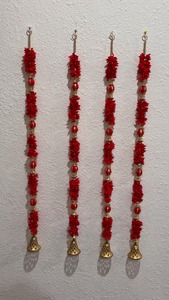 Toran floral rouge fait main avec des clochettes dorées, décoration festive pour porte de mariage indien et Diwali, décoration de la maison et du temple, cadeau de pendaison de crémaillère - Product Image 2