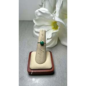 Anillo Navajo Hecho a Mano con Malaquita y Plata de Ley, Obra de Colección Cultural - Product Image 1