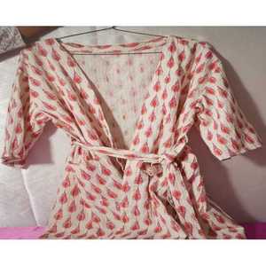 Bata de baño tejida artesanal blanca con estampado de bloques rosas para mujer, estilo casual de verano, talla XS, cierre con cordón, tacto suave. - Product Image 1