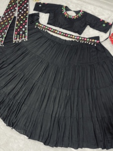 LEHENGA DE SEDA PARAMPARA ESPECIAL DE DISEÑADOR PARA NAVRATRI, TRABAJO DE BORDADO CON ESPEJOS REALES Y DUPATTA - Product Image 6