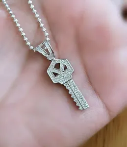 Pendentif à breloque clé pour homme avec 2ct de diamant Moissanite taille ronde Cadeau de fête de mariage - Product Image 1