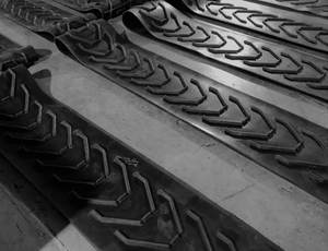 Nouvelle bande transporteuse en caoutchouc robuste à chevrons, à picots en forme de corne de taureau, indice de résistance 315/3, épaisseur 8 mm, 3 plis, résistante à l'huile, pour l'exploitation minière, la construction et les travaux en vrac - Product Image 3