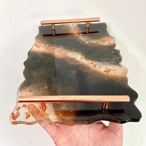 Plato cargador de resina artística hecho a mano diseño contemporáneo vibrante elegante entretenimiento fiestas celebraciones hogar 100 Uds - Product Image 1