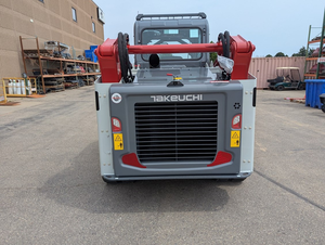 Chargeuse compacte sur pneus diesel Takeuchi TL12V2 rouge, montée sur chenilles, avec godet frontal, capacité de 2 tonnes, Huade Kama haute efficacité - Product Image 5