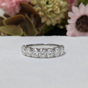 Anillo de compromiso y boda cristiana Lurba Jewels de oro blanco macizo de 10K con moissanita de corte ovalado de 3.45 ct y engaste de media eternidad - Product Image 1