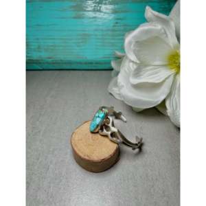 Bracelet manchette artisanal Navajo en turquoise de Kingman et argent sterling avec motif œil d'oiseau, bijou culturel de collection - Product Image 3