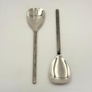 Serveur à salade décoratif en acier inoxydable avec poignée à motif en relief et finition polie, ustensiles de cuisine, ensemble de serveurs à salade de luxe - Product Image 2