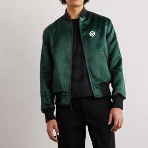 Chaqueta Bomber de satén Una capa audaz que habla volúmenes Es una chaqueta Bomber de satén - Product Image 2