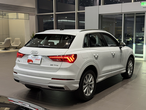 Audi Q3 35 TFSI Advanced 2023, SUV blanc, transmission automatique, phares LED, sièges en cuir, 5 places, moteur turbo, pneus R18 - Product Image 3