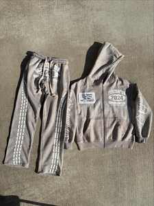 Ensemble survêtement 2 pièces personnalisé avec impression graphique en strass pour homme, couleur personnalisable, pantalon de survêtement évasé, sweat à capuche zippé et jogging pour homme - Product Image 4