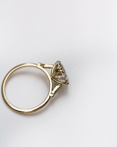 Bonito anillo de fiesta de Plata de Ley 925 para mujer con moissanita mejorada redonda brillante y diamantes de corte Asscher - Product Image 4