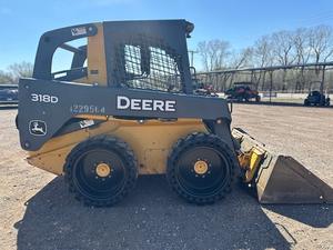 Chargeuse compacte John Deere 318D de 2012 avec moteur diesel, hydraulique Eaton et pneus haute performance à vendre - Product Image 2