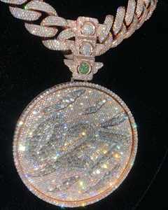 Out VVS Moissanite Pendentif avec strass pavé plaqué Cadeau de bijoux d'anniversaire avec des breloques de dessin animé en argent sterling 925 - Product Image 3