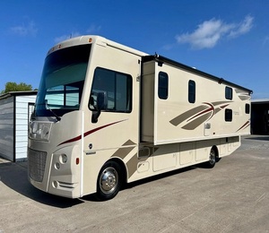 Camping-car WINNEBAGO VISTA 31BE modèle 2017 d'occasion en excellent état, haute performance, 36 pieds de long, charge utile de 2000 kg, couleur foncée, à vendre - Product Image 1