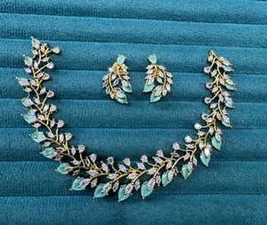 Ensemble multicolore avec boucles d'oreilles et colliers assortis, élégant pour les mariages, les fiançailles et les anniversaires. - Product Image 5