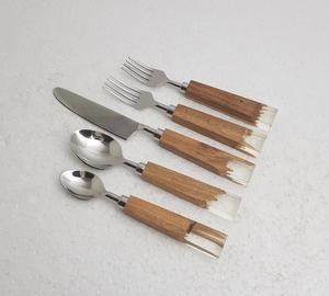 Ensemble de couverts moderne à cinq pièces, best-seller, en résine bleue et bois, acier inoxydable, fait à la main, résine et bois, compatible lave-vaisselle, tendance - Product Image 4