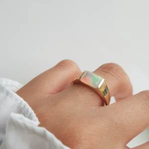 Bague signet unisexe en or jaune pur 14K avec opale naturelle d'Éthiopie Welo taille émeraude, sertie clos, 2 carats, large, pierre de naissance d'octobre - Product Image 5