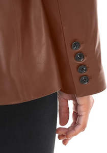 Blazer de Cuero, Estilo Elegante, Estructura Cómoda, Logotipo Personalizado, Ideal para Ropa de Oficina, Estilo Moderno y Atuendos Casuales para Mujer - Product Image 3