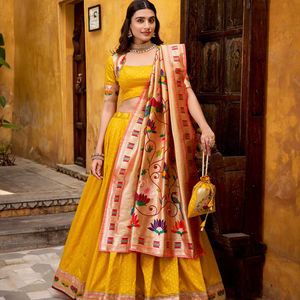 Lehenga en soie jacquard Paithani Royal Heavy avec bordure Zari et pochette assortie - Product Image 3