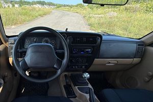 Jeep Cherokee SE 4x4 de 1999, Usado, Sin Reserva, Transmisión Manual de 5 Velocidades, Motor de 4.0 Litros de 6 Cilindros en Línea, Varias Modificaciones - Product Image 3