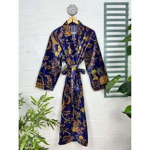 เสื้อคลุมกำมะหยี่หรูหราสำหรับทุกเพศ แบบกิโมโน กลับด้านได้ ซับในผ้าไหมนุ่ม ของขวัญฤดูใบไม้ร่วง ดีไซน์หรูหรา ลายอิคัท สีเขียวมาลิบู สีฟ้าอมเขียว - Product Image 1