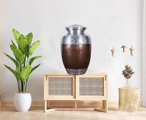 Urna de cremación de aluminio grabada para cenizas humanas para adultos | Caja decorativa de entierro hecha a mano, urnas funerarias grandes para hombres y mujeres - Product Image 4